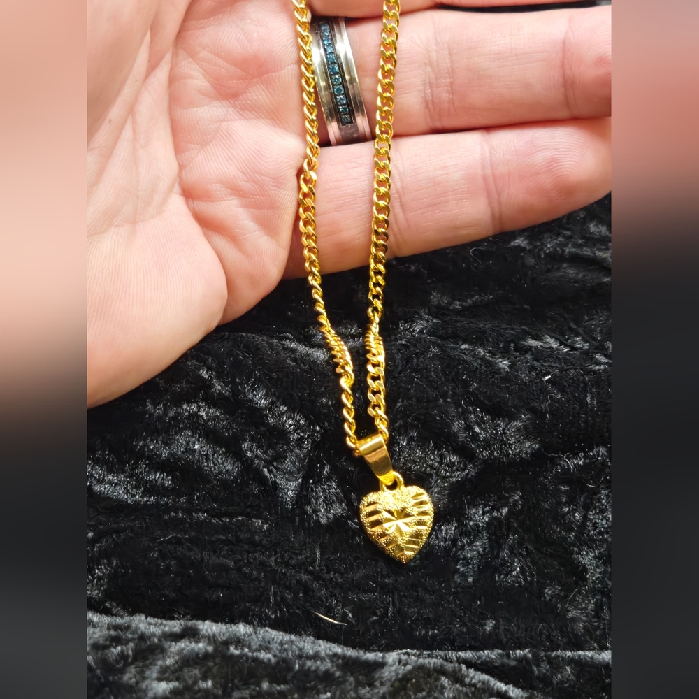 Elegant GOLD heart pendant with petite flat Cuban link 18" necklace...25210
